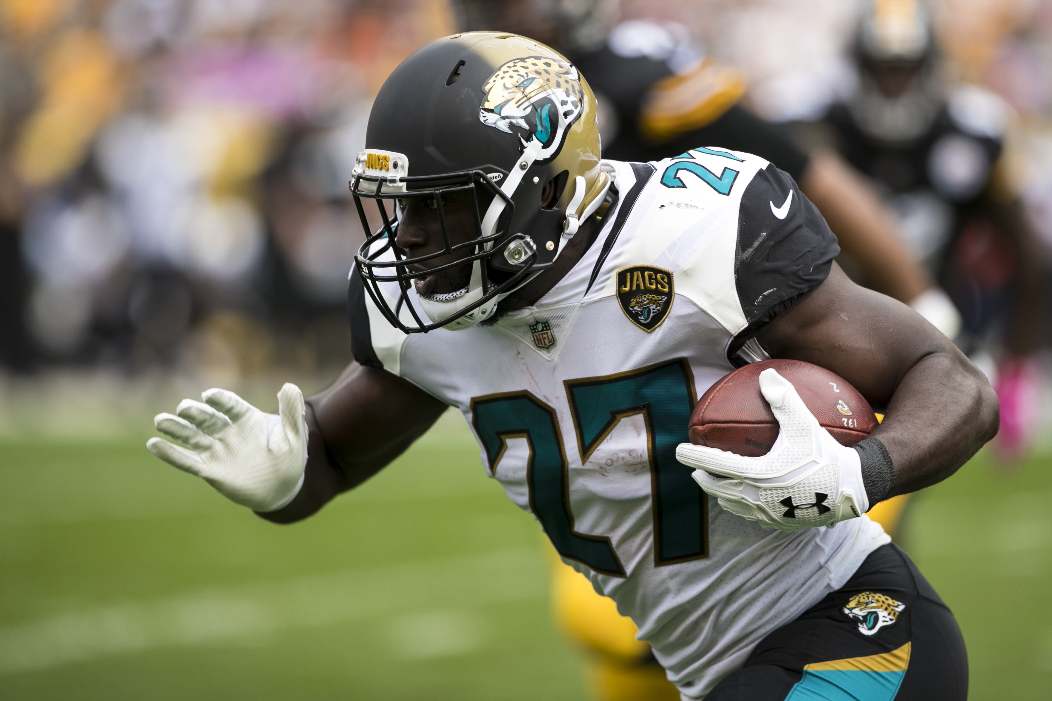 Leonard Fournette waves at Steelers defender to hit him while he runs with  the ball, is your new favorite NFL player, This is the Loop