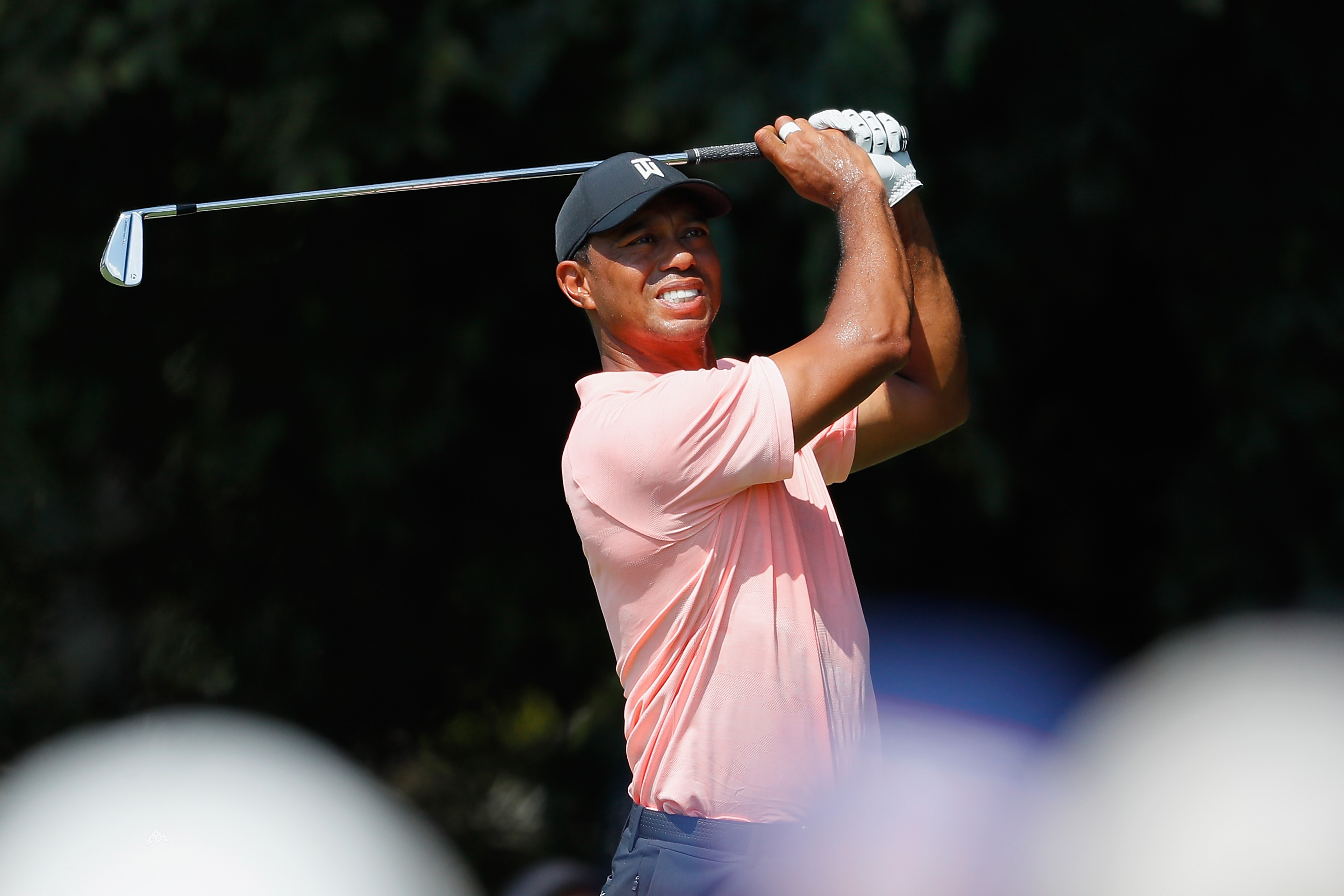 Tour Championship Thursday Blog Tiger Woods Opens With 65 Shares Lead With Rickie Fowler Golf News And Tour Information Golf Digest