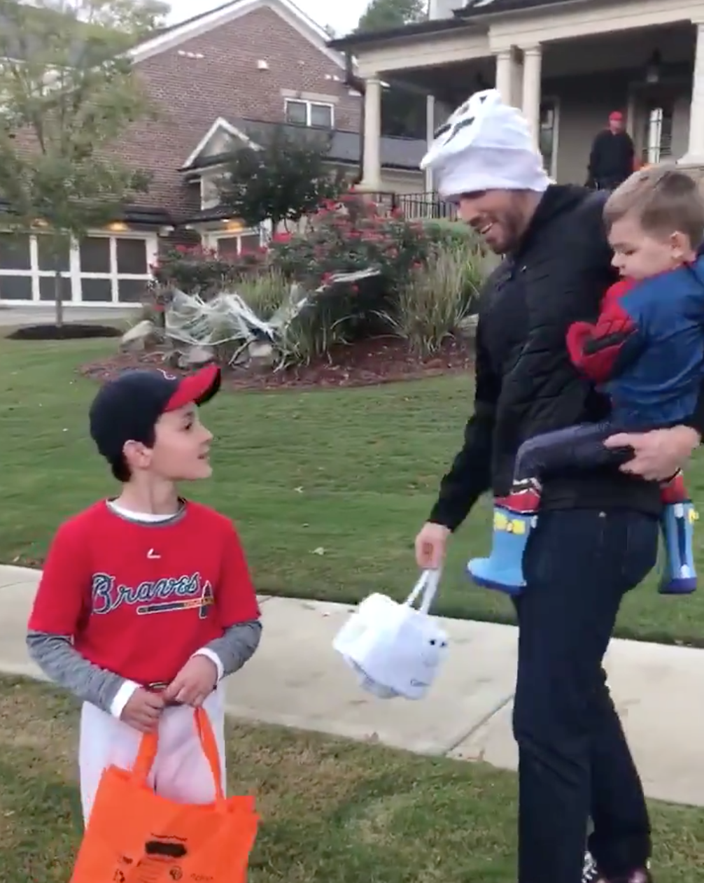 Atlanta Braves star Freddie Freeman runs into boy dressed as him for  Halloween