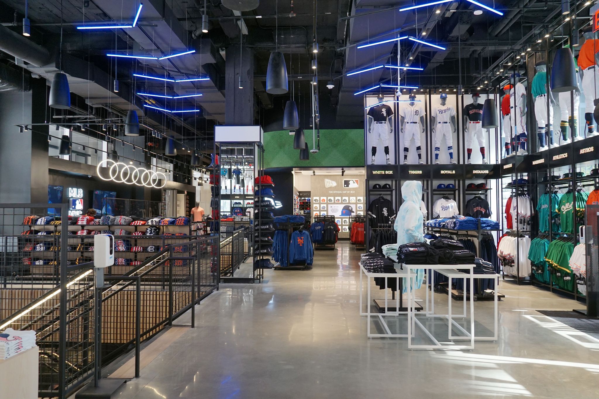 The MLB's new flagship store in NYC looks like baseball Valhalla, This is  the Loop