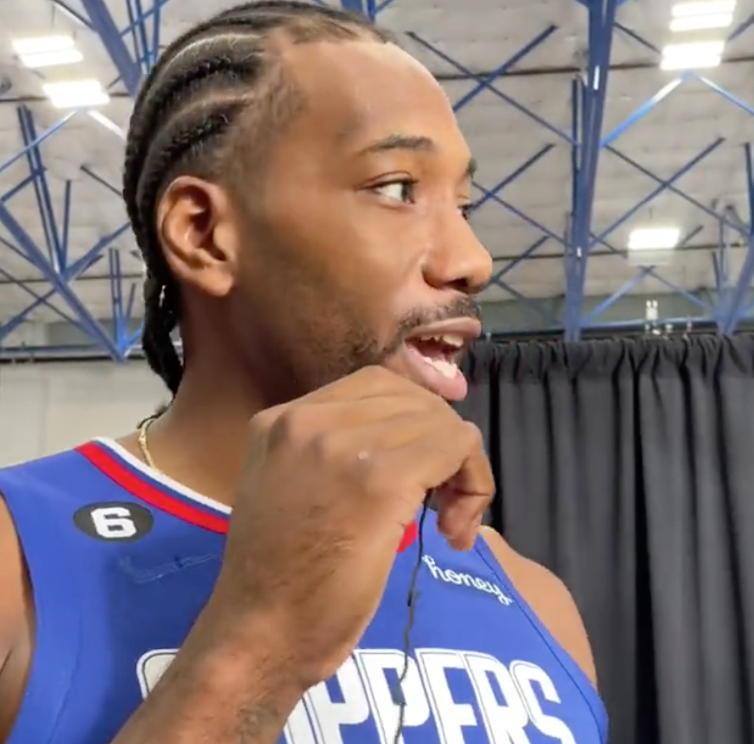 deze leveren Schat Kawhi Leonard peeling the Nike logo off his jersey for media day is one of  the great company men moves of all time | This is the Loop | Golf Digest